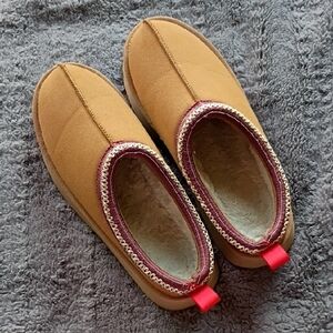 Women’s Cozy Slip-On Platform Slippers in Tan with Burgundy Trim